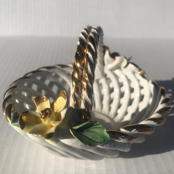 Porcelain Basket With Applied Flowers And Gold Details Vintage - Picture 2 of 8